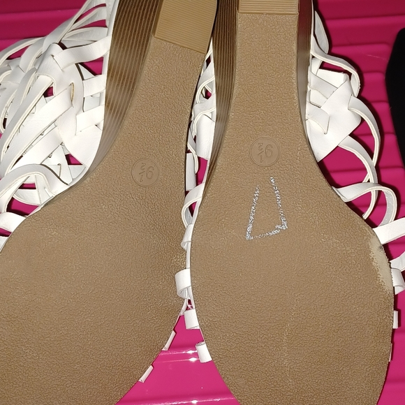* 2 day hold * New white sandels white strappy 9 1/2 wide - Picture 6 of 7